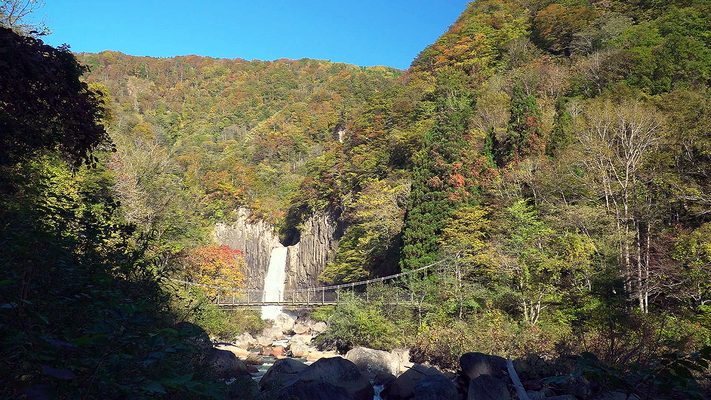 紅葉情報 21日 水 撮影 苗名滝周辺が見ごろを迎えます 妙高市 雪国ジャーニー